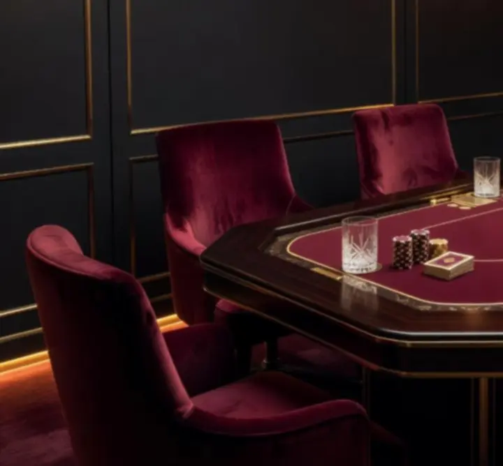 Exkluzív VIP lounge bársonypanelekkel és privát pókerasztalokkal